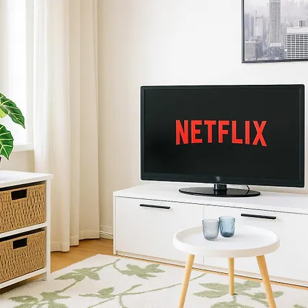 Nature-inspired Cozy Retreat W Balcony Near Train 公寓