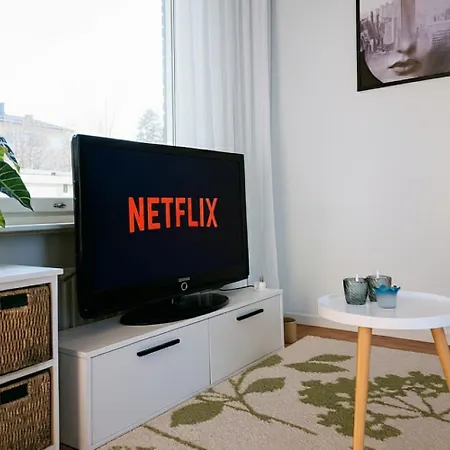 Nature-inspired Cozy Retreat W Balcony Near Train * Vantaa