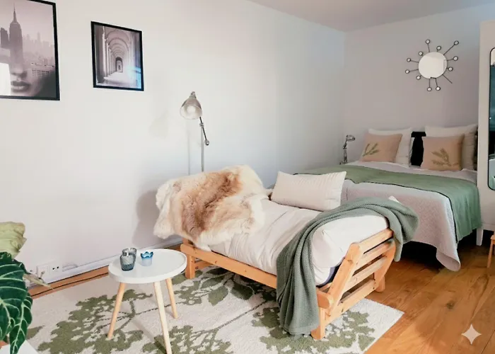 Nature-inspired Cozy Retreat W Balcony Near Train