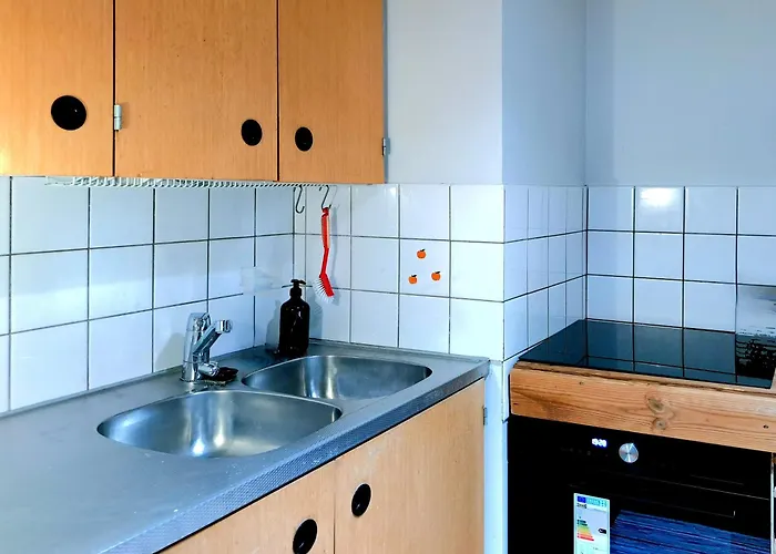 Nature-inspired Cozy Retreat W Balcony Near Train *