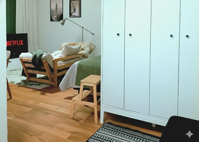 Nature-inspired Cozy Retreat W Balcony Near Train Daire Vantaa